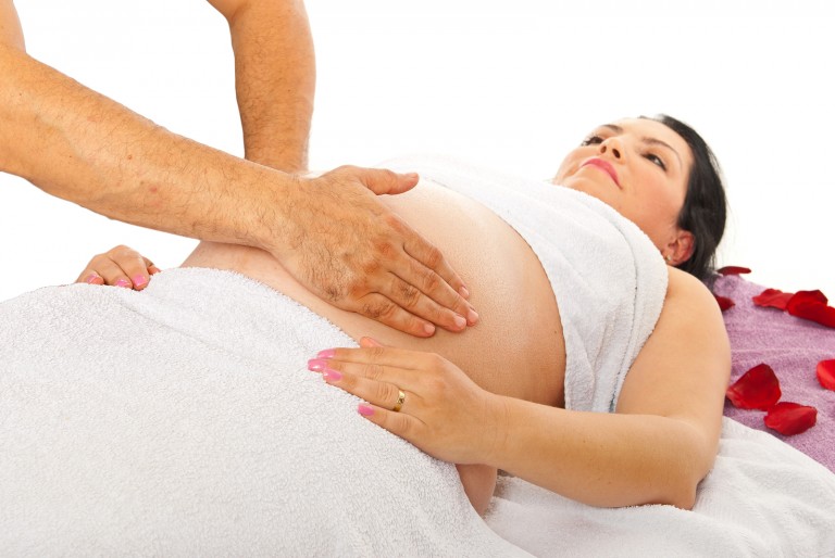 masaż kobiety w ciąży